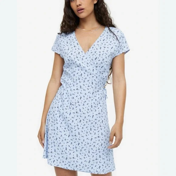 NWOT- H&M Crêpe Wrap Light Blue
Floral Dress Small - Picture 1 of 11